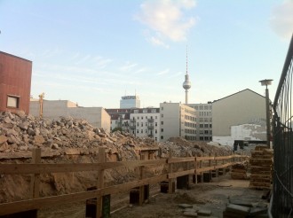 Baustelle mit Blick auf den Berliner Fernsehturm.